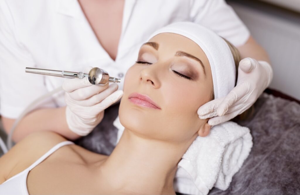 What is an Oxygen Facial and How Does It Work for Bright, Glowing Skin