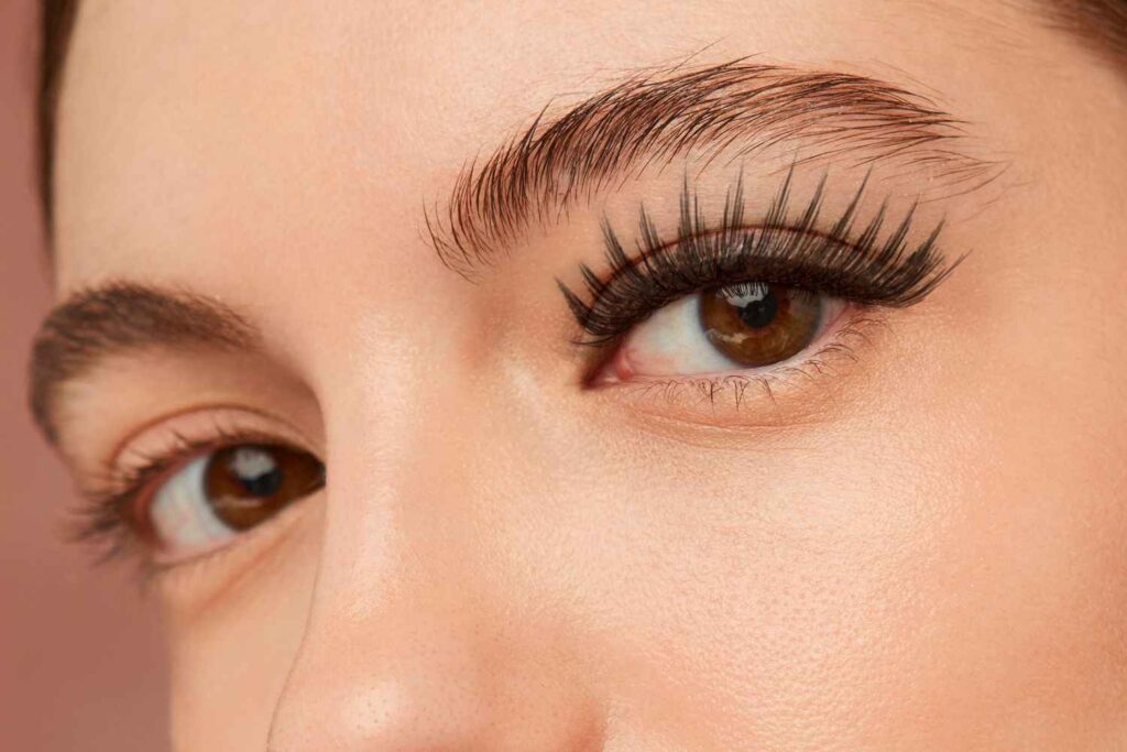 Comparing eyelash extension styles: classic, volume, and hybrid,more dramatic look, shape your eyes