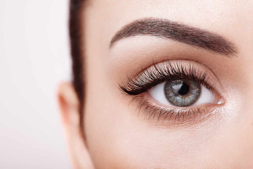 Transform Your Eyes with an Eyelash Lift: The Secret to Bright, curled lashes