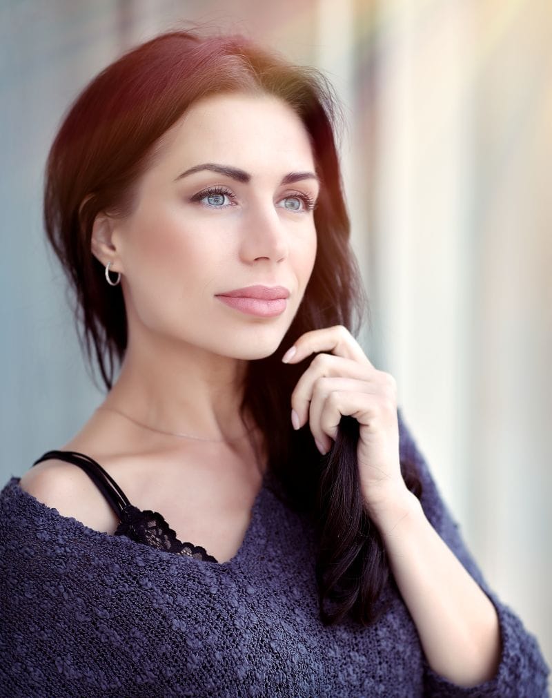 Beautiful woman with glowing skin and natural makeup showcasing a healthy beauty lifestyle