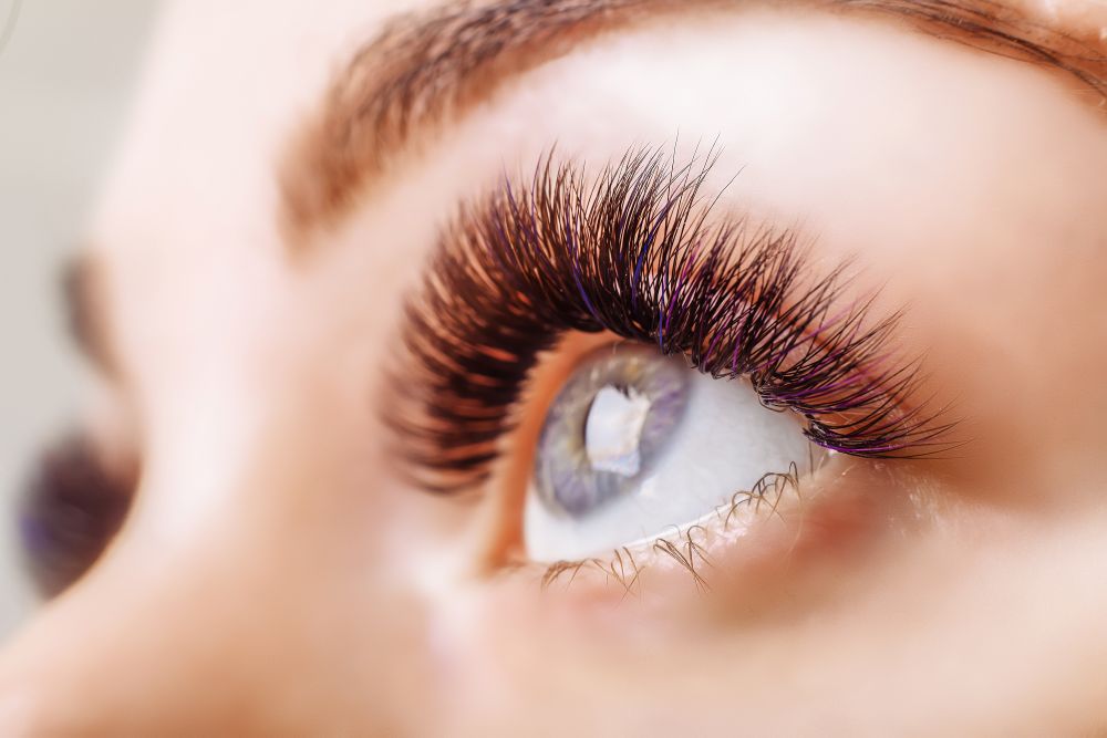 natural lash extension style inspired by soft glam beauty trends